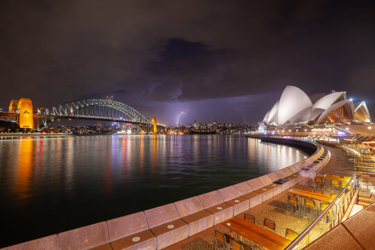 Die Sydney Opera und Bridge bei Dunkelheit und herannahendem Gewitter

. Spektakul&auml;re Blitze &uuml;ber dem Sydney Harbour mit Kirribilli im Hintergrund
.
Unwetter &uuml;ber den Wahrzeichen Sydneys bei Nacht