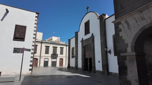 Walking through Vegueta the old town of Las Palmas de Gran_Canaria 
