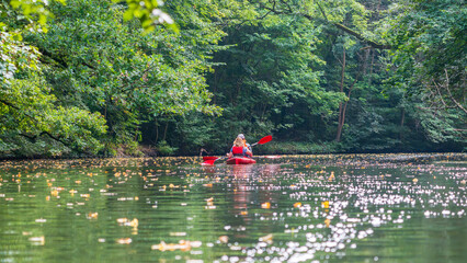 Mit einem Kajak auf der Plei&szlig;e in Leipzig