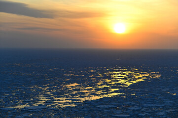 流氷と夕陽 © 聡 足立