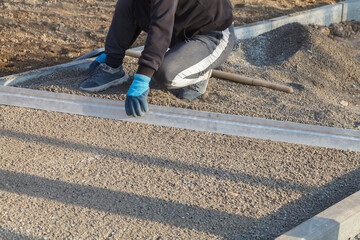 Leveling the surface for paving slabs using a building rule