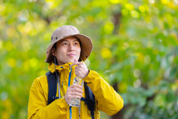 水を飲む男性　登山　山登り