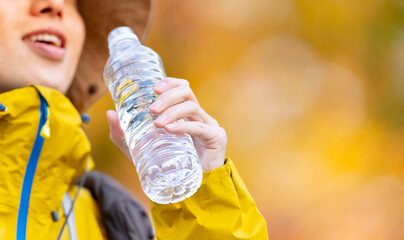 水を飲む男性　登山　山登り