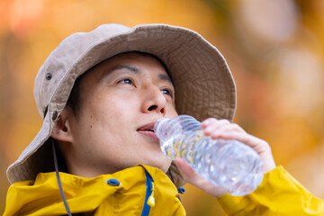 水を飲む男性　登山　山登り