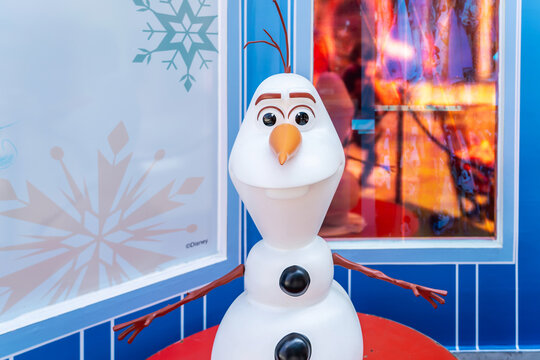 BANGKOK, THAILAND, 27 November 2025 - A model of Olaf from the movie Disney Animation Frozen II being showcased in front of mall,  A famous character in movie theatre