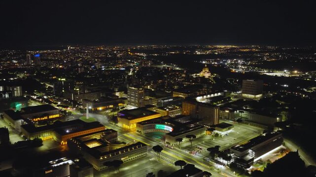 Vista aera notturna del moderno quartiere Eur di Roma, Italia.
Vista dall'alto dell'Eur illuminato dai lampioni.