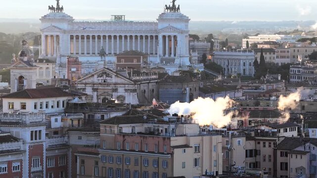 Lo smog del riscaldamento esce dai comignoli dei tetti del centro di Roma. Italia.
L'inquinamento generato dagli impianti di  riscaldamento a gas degli edifici della citt&agrave;.