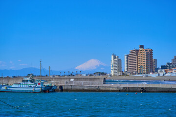 Naklejka premium 神奈川県藤沢市の腰越漁港付近から西側の眺望(片瀬海岸1丁目,腰越海岸,富士山など)