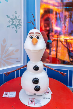 BANGKOK, THAILAND, 27 November 2025 - A model of Olaf from the movie Disney Animation Frozen II being showcased in front of mall,  A famous character in movie theatre