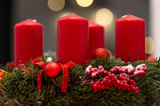ein Adventkranz mit roten Kerzen