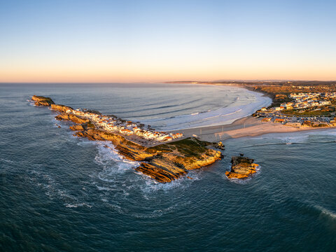 Luftaufnahme der K&uuml;ste und der Halbinsel Baleal bei Peniche in Portugal bei Sonnenuntergang