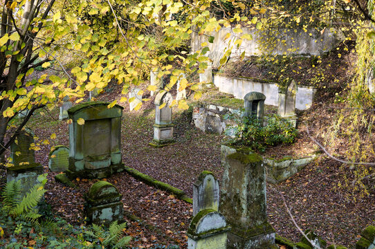 Historische Grabsteine auf dem alten Judenfriedhof im historischen Stadtgraben von R&uuml;then, Nordrhein-Westfalen