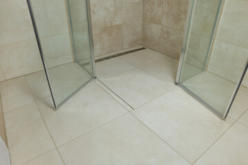 Shower box open door with a drainage. Water spill problem