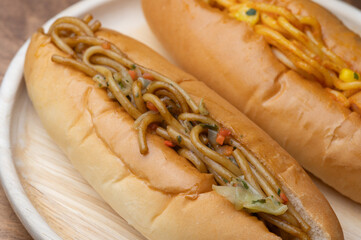 焼きそばコッペパンとナポリタンコッペパン