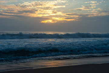 Obraz premium Beautiful sunrise over the ocean with dramatic wave.