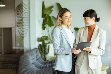 Obraz premium Business meeting between two women in a modern office setting during daytime