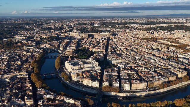 Vista aerea del quartiere Patri di Roma, Italia.
Veduta dall'alto di San Pietro, Castel Sant'Angelo, il Palazzo di Giustizia e il fiume Tevere che attraversa la citt&agrave; di Roma. 