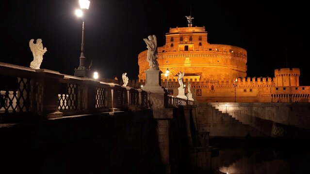Roma, il ponte di Castel Sant'Angelo con i turisti.
Ripresa aerea notturna del famoso ponte sul fiume Tevre.