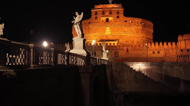 Roma, il ponte di Castel Sant'Angelo con i turisti.
Ripresa aerea notturna del famoso ponte sul fiume Tevre.