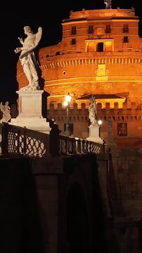 Roma, il ponte di Castel Sant'Angelo con i turisti.
Ripresa aerea notturna del famoso ponte sul fiume Tevre.