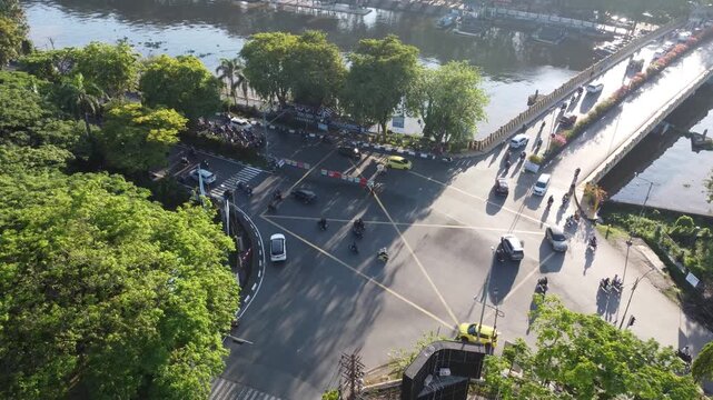 The traffic light intersection on Jalan Merdeka, Banjarmasin, is always busy with traffic