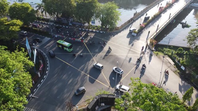 The traffic light intersection on Jalan Merdeka, Banjarmasin, is always busy with traffic