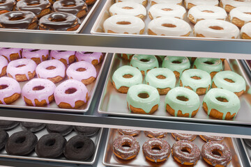 トレイに並んだカラフルなドーナツ

