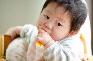 フォークを口に入れる赤ちゃん