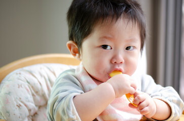 フォークを口に入れる赤ちゃん