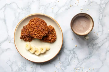 Selbstklebende Fototapeten Cafe Biscuits fait maison - biscuits à la banane - recette saine banane  © Loktu