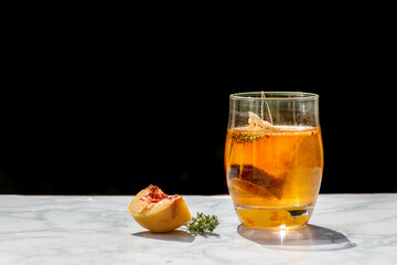 Ice tea à la peche fait maison - boisson rafraichissante - boisson d'été aux fruits frais