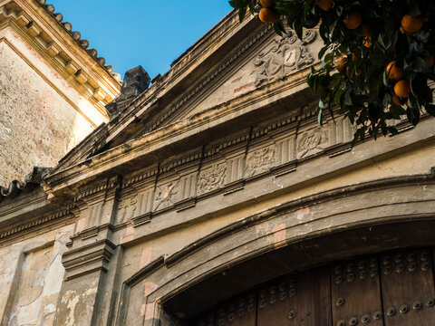 Front&oacute;n arquitect&oacute;nico de la fachada de una iglesia en el centro de Sevilla