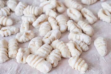 Fresh gnocchi ready for cooking. The photos capture the authentic atmosphere of Sunday cooking, with natural light and details of the handiwork typical of Italian tradition.