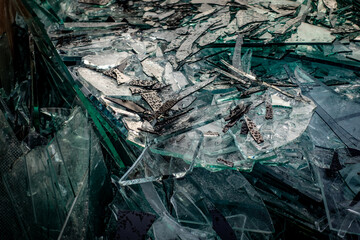 Bruchglas in einem Recycling Container