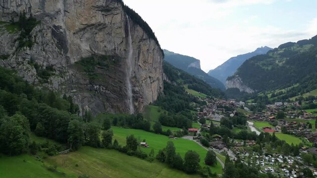 Staubbachfall waterfall dropping into Lauterbrunnen valley