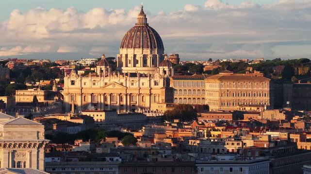 Vista aerea di Castel Sant'Angelo e la Basilica di San Pietro. Roma, Italia.
Ripresa aerea con drone di un pomeriggio invernale col sole.