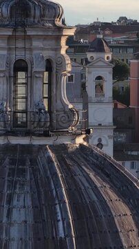 Primo piano della cupola sullo sfondo di Trinit&agrave; dei Monti a Roma, Italia.
Vista aerea della meta turistica pi&ugrave; visitata a Roma.