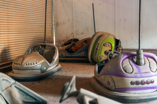 Opuszczone samochodziki z wesołego miasteczka w starej hali