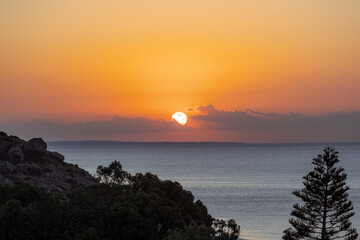 Słońce zachodzące nad spokojnym morzem © Adam.rtk