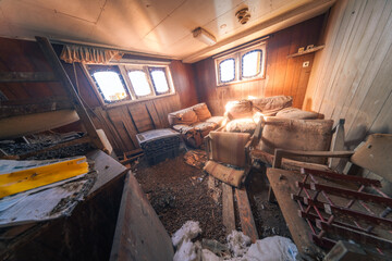 Zniszczone wnętrze opuszczonego statku z porzuconym wyposażeniem © Adam.rtk