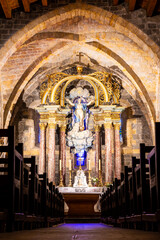 Six-column pink marble baldachin forming the choir of Notre-Dame-de-l’Assomption Church in Gruissan © Ldgfr Photos