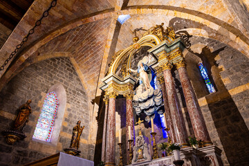 Six-column pink marble baldachin forming the choir of Notre-Dame-de-l’Assomption Church in Gruissan © Ldgfr Photos