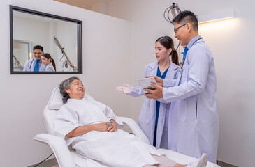 Obraz premium doctor and nurse discussing plastic surgery planning with client in aesthetic clinic