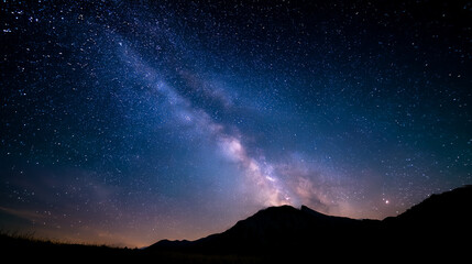 깊은 밤 은하수와 별이 빛나는 숲 풍경