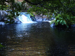 bonita piscina natural en la ruta de senderismo de los torrentes de M&aacute;cara en el r&iacute;o Pambre, provincia de la Coru&ntilde;a, Galicia, Espa&ntilde;a, Europa