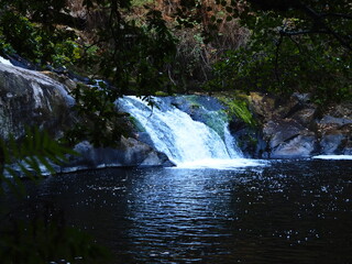 fant&aacute;stica cascada de agua clara desliz&aacute;ndose sobre una roca cayendo en una simp&aacute;tica piscina, r&iacute;o Pambre, provincia de La Coru&ntilde;a, Galicia, Espa&ntilde;a, Europa