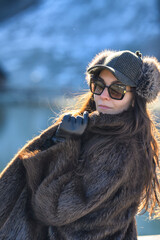 Bella modella inverno con pelliccia