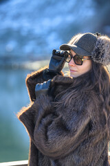 Bella modella inverno con pelliccia