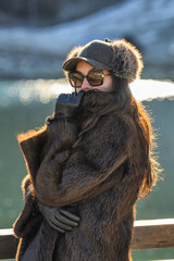 Bella modella inverno con pelliccia
