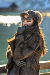 Bella modella inverno con pelliccia